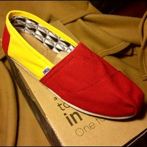 MENS TOMS